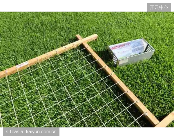 研究表明人造草皮可能增加球员关节损伤风险，赛前适应性训练至关重要。